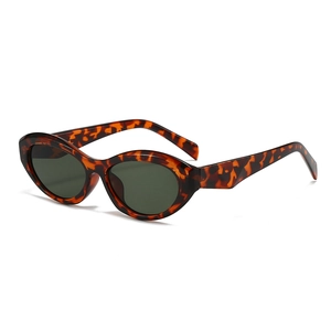 Retro tortoise shell oval sunglasses with thick frames and dark lenses for a vintage look
