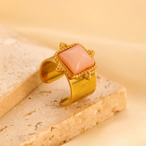 Detail van de 18K gouden ring met perzik edelsteen en vintage reliëfpatroon erop