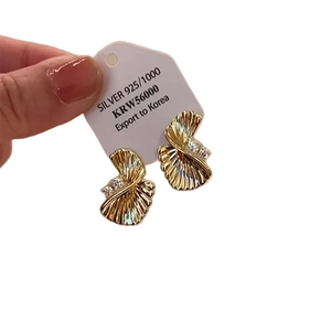 Golden fan-shaped pleated earrings in S925 silver with three vertical zircon accents