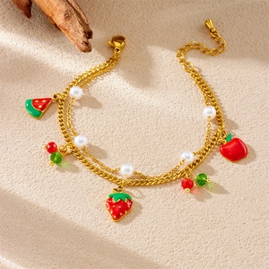 Goldenes zweischichtiges Armband mit Erdbeer- und Wassermelonenanhängern und Perlen