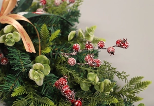 Macro di aghi di pino sintetici, bacche rosse e nastro decorativo per Natale