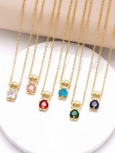 Vue macro détaillée de six pendentifs garçon avec zircons colorés en forme de cœur