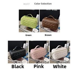 Beauty case trapuntati in cinque colori con cuciture a V e maniglia superiore