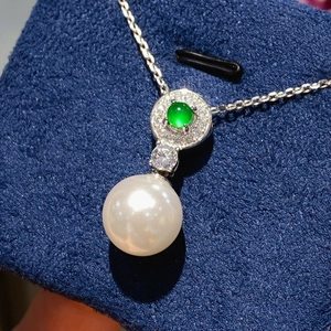 Elegant green agate and white pearl pendant necklace with sparkling diamonds