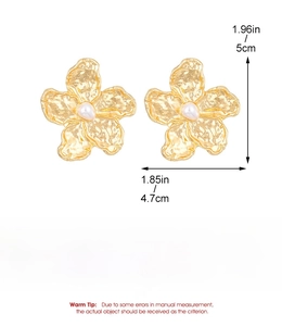 Dettaglio orecchini a fiore dorati con perla e indicazione delle dimensioni di 5 cm