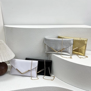 Pochettes enveloppes élégantes à chaîne en blanc noir argent et or sur socle