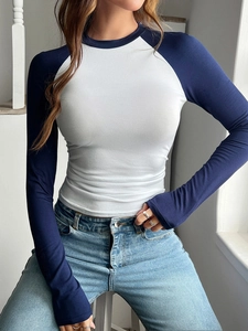 Dettaglio maglietta Y2K slim fit a maniche lunghe con maniche raglan a contrasto blu e bianco