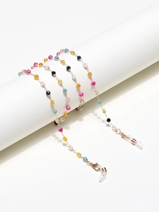 Détail de perles de cristal colorées sur chaîne dorée avec boucles antidérapantes