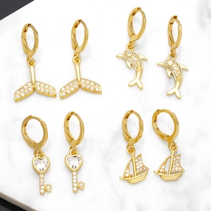 Set de boucles d'oreilles créoles dorées 18k avec breloques dauphin et zircones