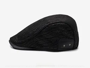 Vue latérale de la casquette plate noire en cuir PU pour hommes avec texture vintage