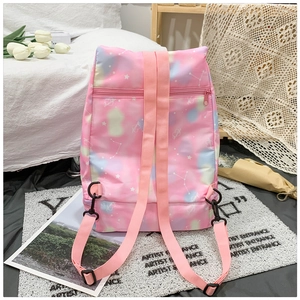 Detail des rosa Farbverlauf-Yogarucksacks mit Sternmustern und verstellbaren Gurten