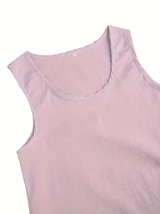 Détail du haut sans manches rose clair montrant l'étiquette S et la texture plissée