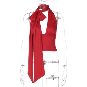 Détail du haut dos nu rouge montrant le nœud surdimensionné et la texture