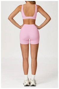 Vue arrière d'un ensemble de yoga rose avec short taille haute et brassière dos nu