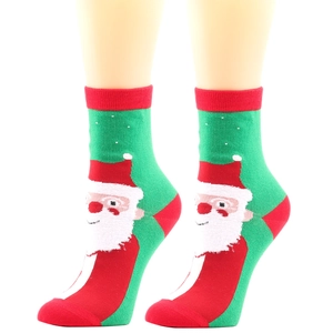 Festliche Weihnachtsstrümpfe mit Weihnachtsmann-Muster auf Modelbeinen in Grün und Rot