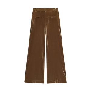 Vue détaillée du pantalon évasé en velours marron montrant la texture et la coupe arrière