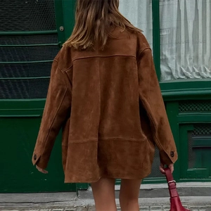 Veste vintage marron en daim pour femme avec coupe ample et col à revers classique
