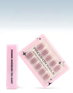 Détail des 30 faux ongles rose-violet avec effet œil de chat et finition pailletée brillante