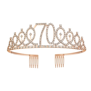 Dettaglio macro della tiara per il 70° compleanno in oro rosa con strass e pettini integrati