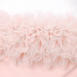 Rosa flauschiges Mini-Tüllkleid mit zarten gestuften Rüschen und weicher Textur