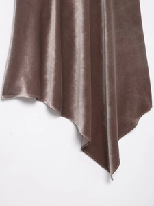 Makro-Detail von taupefarbenem Samtstoff mit weicher Textur und elegantem Faltenwurf