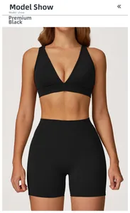 Vue de face de l'ensemble brassière de sport col en V et short cycliste noir à taille haute