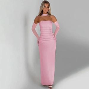 Détail d'une robe longue moulante rose bustier avec manches en maille et texture froncée