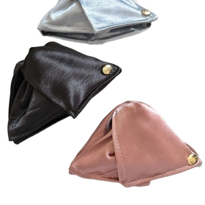Pinces à cheveux triangle en satin argent, noir et rose avec boutons métalliques