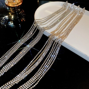 Boucles d'oreilles pendantes élégantes en argent et or avec strass scintillants de luxe