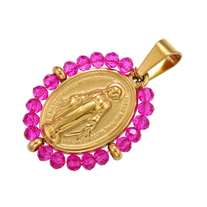 Pendentif ovale doré avec portrait en relief, perles roses et gravure de prière