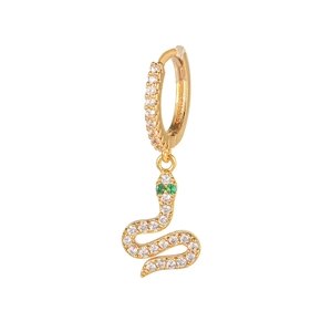 Boucles d'oreilles serpent en or avec zircons blancs et yeux en pierres vertes sur fond blanc