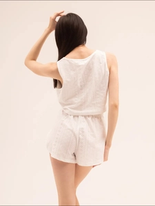 Détail de la broderie anglaise blanche sur un ensemble pyjama deux pièces pour femme