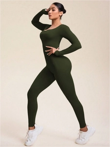 Detail eines dunkelgrünen nahtlosen Langarm-Bodysuits mit U-Ausschnitt für Yoga und Fitness