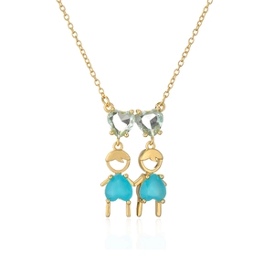 Collier plaqué or avec pierres bleues en forme de cœur et pendentif garçons sur fond blanc