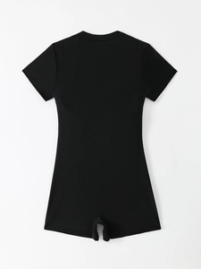 Vista posteriore del costume intero nero a maniche corte con cuciture precise e pulite