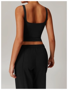 Vue arrière du débardeur de yoga ajusté à col carré et du pantalon noir assorti