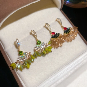 Eleganti orecchini a ventaglio con cristalli e nappe in champagne e verde
