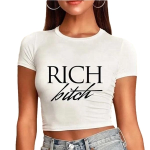 T-shirt bianca corta da donna a maniche corte con stampa scritta RICH bitch
