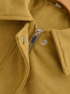 Details der Bomberjacke aus Wildleder in Ingwergelb mit Reißverschluss und Druckknöpfen