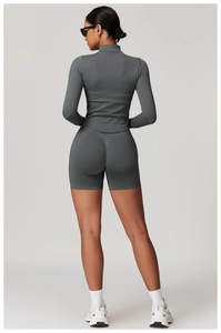 Gros plan détaillé du short de yoga sans couture gris foncé avec texture côtelée ajustée