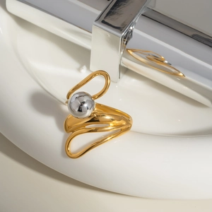 Anello dorato artistico con perla d'argento lucida su base geometrica bianca