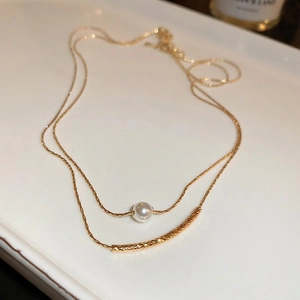 Elegant 18K gold-plated double-layer necklace with pearl and twisted metal tube