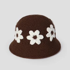 Détail du chapeau cloche au crochet fait main avec fil marron foncé et motifs floraux blancs