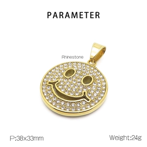 Dettaglio del ciondolo smiley hip hop placcato in oro 38x33mm con intarsio di strass