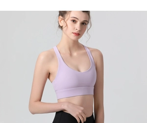 Détail d'un soutien-gorge de sport lilas avec de larges bretelles et un legging noir