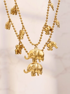 Détail du collier à plusieurs rangs en perles dorées avec divers pendentifs éléphants