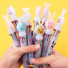 Primer plano de bolígrafos de 10 colores con bonitos adornos de conejo de dibujos