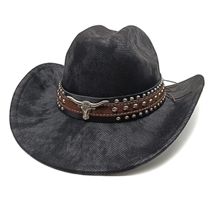 Klassischer schwarzer Western-Cowboyhut aus Wollfilz mit verzierten Band und Stierkopf-Schnalle