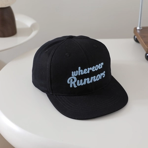 Détail de la casquette hip hop noire avec broderie whereoer Runners en bleu clair