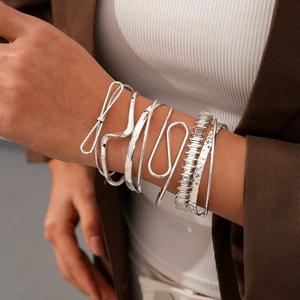 Ensemble de six bracelets géométriques en métal argenté minimaliste et chic pour femme